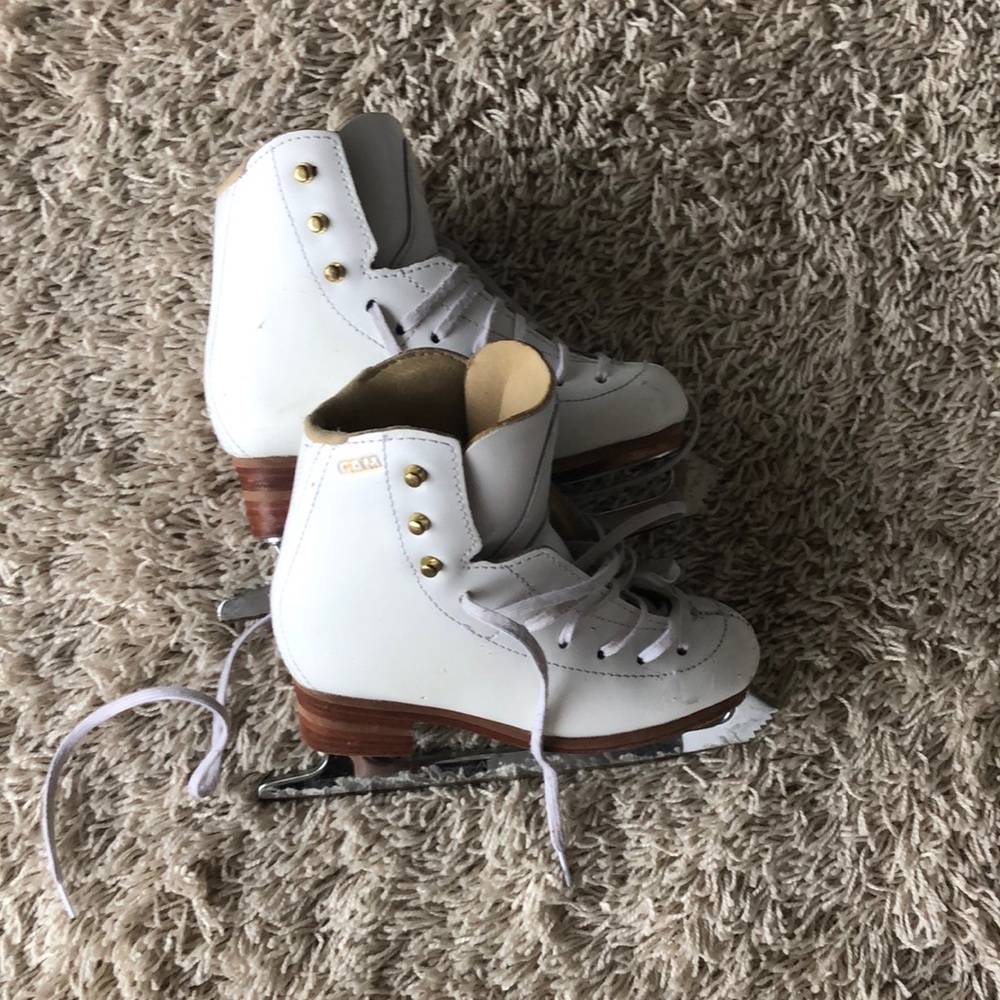 Gam girls skate with genuine leather sole.